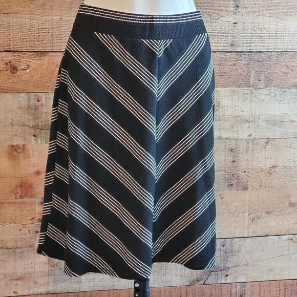 BLACK/WHITE CHEVRON SKIRT - Picture 1 of 4
